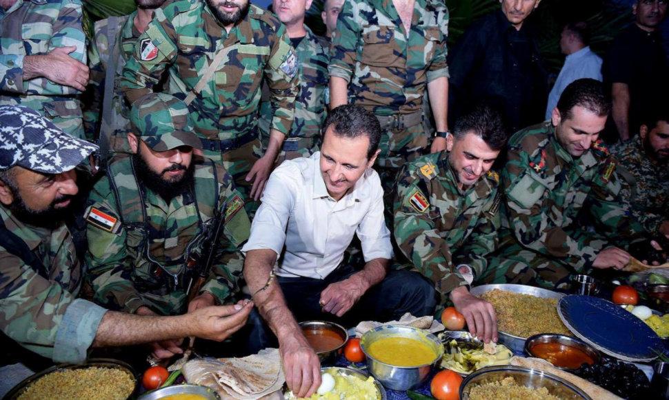 B.al-Assadas tarp Sirijos režimui ištikimų karių