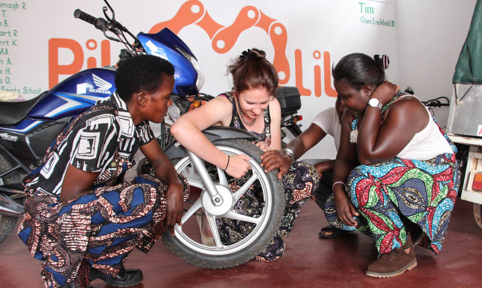 „Pikilily“ – organizacija, mokanti vietines tanzanietes važiuoti motociklais