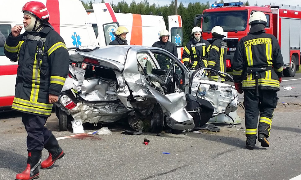 Kelyje Kaunas–Klaipėda per avariją sudužęs „Nissan Micra“ automobilis