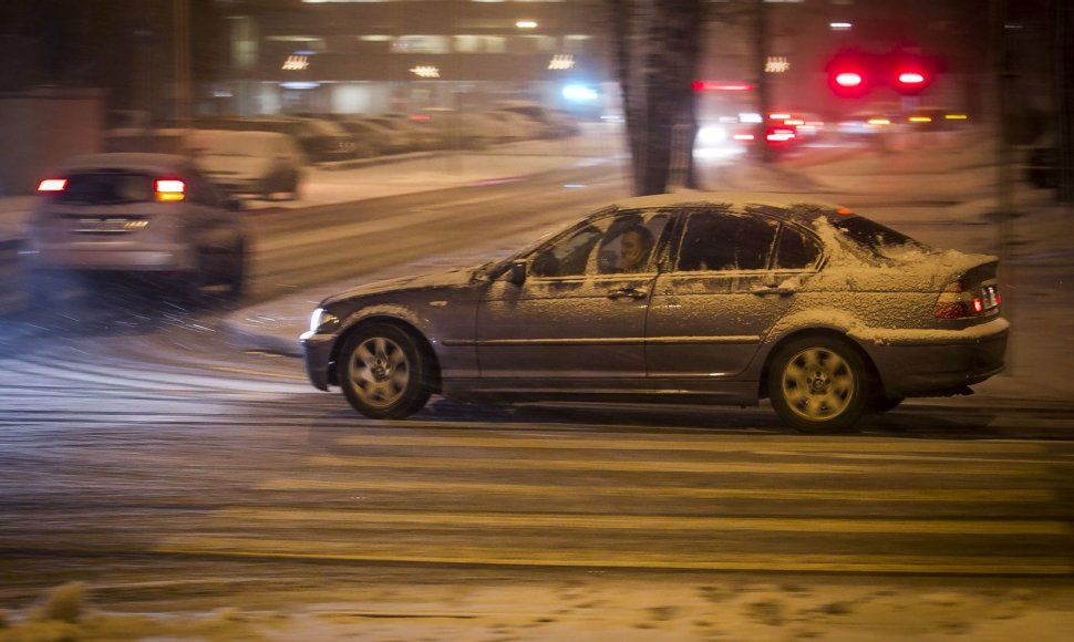 Penktadienio vakaras Vilniuje šaltas ir snieguotas.
