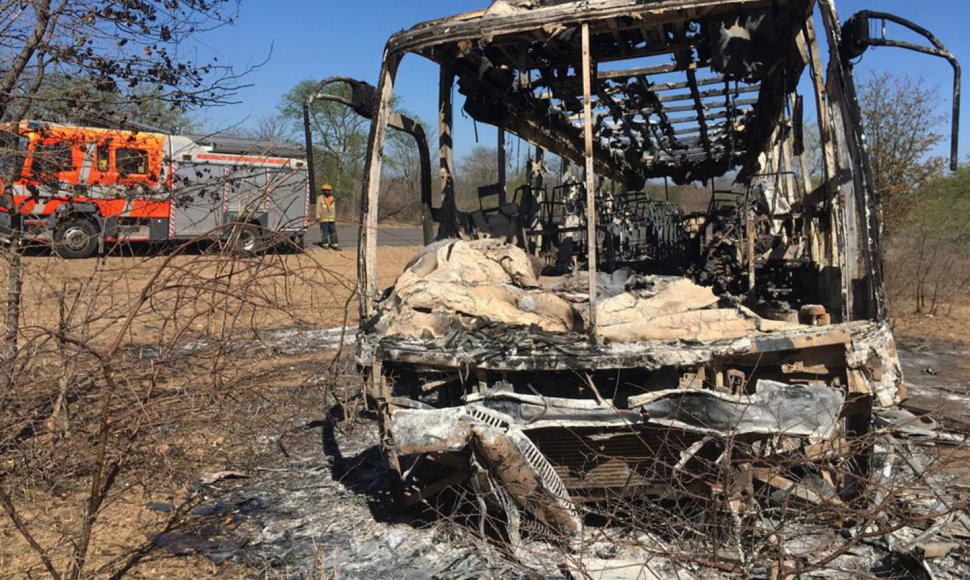 Zimbabvėje užsiliepsnojus autobusui žuvo 42 žmonės