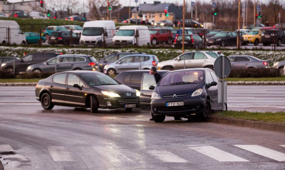 Vilniuje gatvės virto čiuožykla, žmonės įstrigo didžiulėse spūstyse