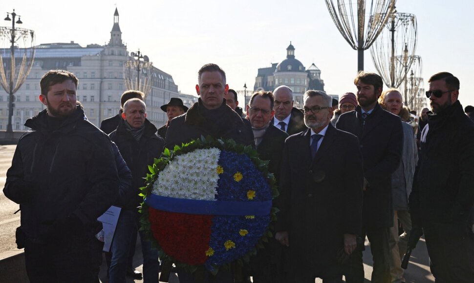 Vakarų diplomatai Maskvoje pagerbė nu&scaron;auto Boriso Nemcovo atminimą / REUTERS