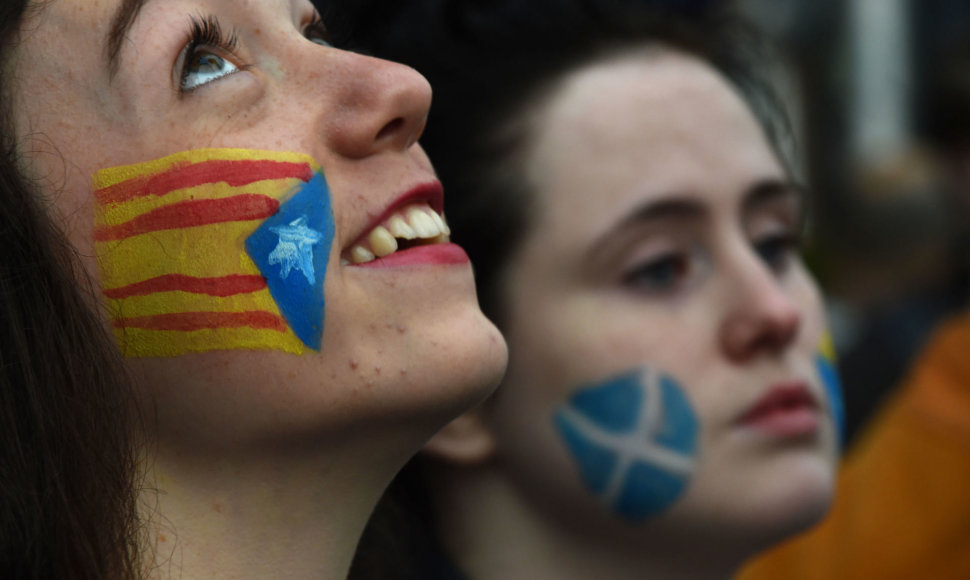 Katalonijos ir Škotijos nepriklausomybės šalininkės