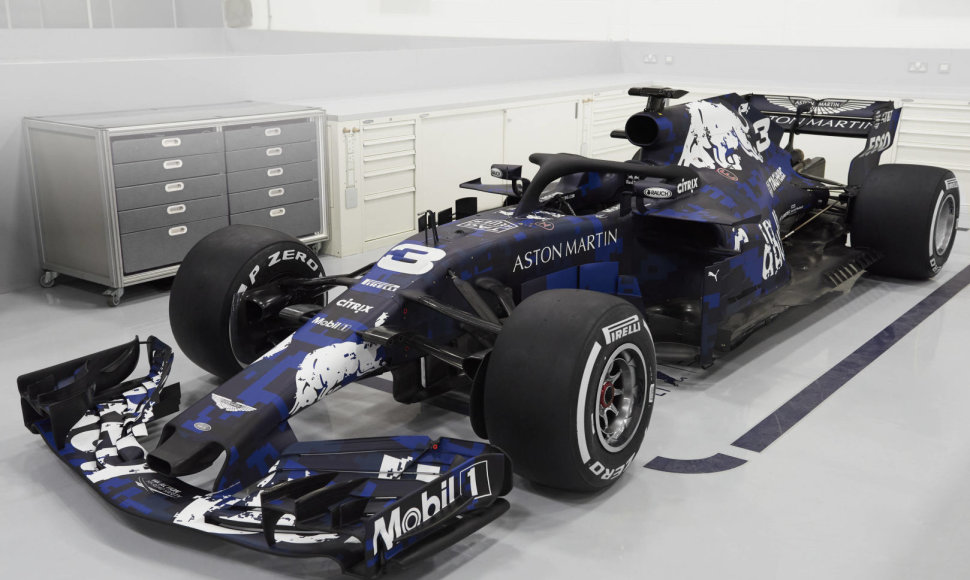 „Red Bull“ pristatė naująjį 2018 metų „Formulės 1“ bolidą