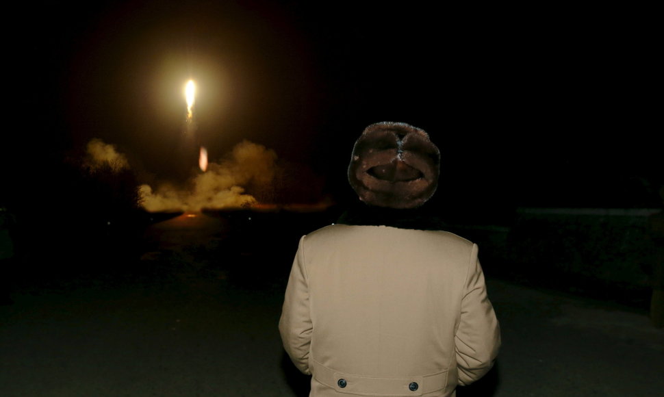 Kim Jong Unas stebi balistinės raketos paleidimą.