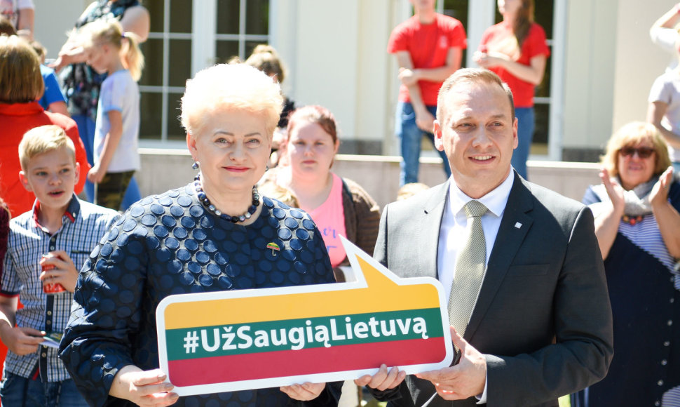 Prezidentė padėkos dovaną įteikė „Lidl Lietuva“ generaliniam direktoriui Radostinui Roussev-Peine 