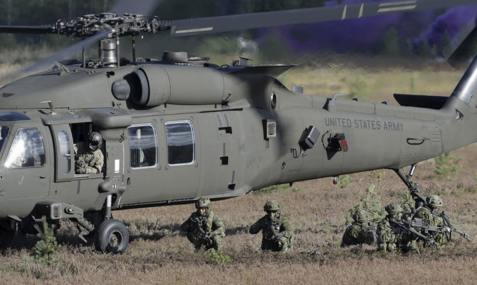 JAV sraigtasparnis ir Kanados kariai per karines pratybas Latvijoje