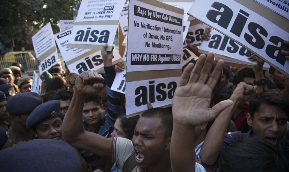 Protestuotojai Delyje reikalauja taksi firmos „Uber“ uždraudimo