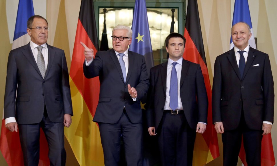 Vokietijos UR ministras Frankas-Walteris Steinmeieris prieš derybas su Rusijos URM vadovu Sergejumi Lavrovu, taip pat kolegomis iš Ukrainos bei Prancūzijos Pavlo Klimkinu ir Laurent'u Fabiusu.
