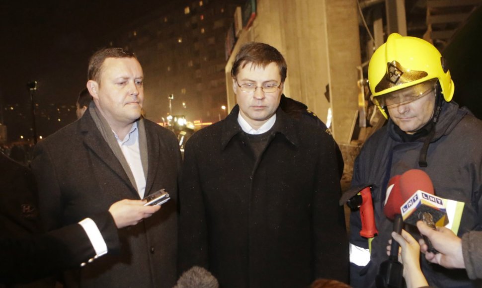 Latvijos premjeras Valdis Dombrovskis (centre)