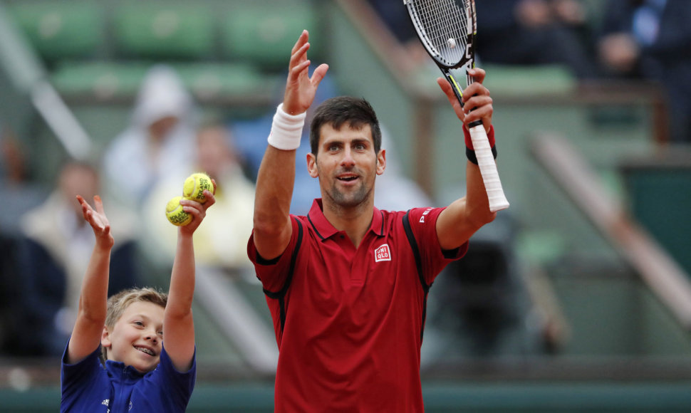 Novakas Džokovičius 6-ą kartą iš eilės žais „Roland Garros“ čempionato pusfinalyje