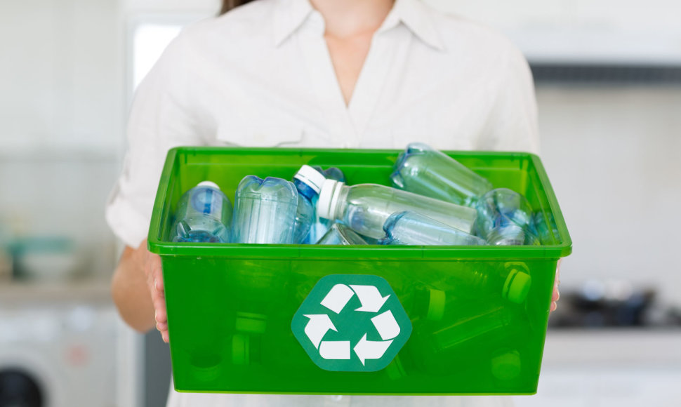 Plastiko ir stiklo buteliams rinkti geriausiai tinka talpesnės dėžės
