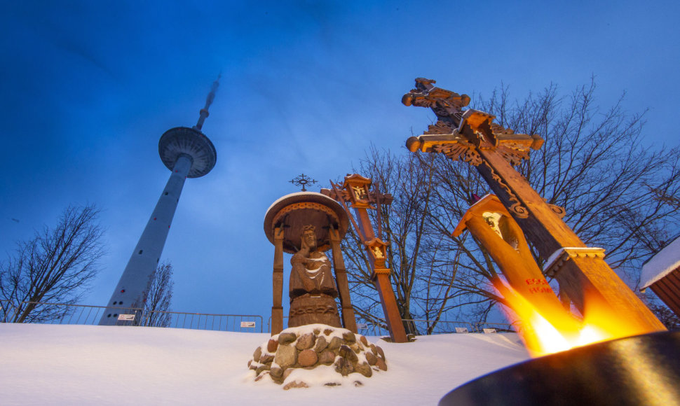 Atminimo laužų uždegimo ceremonija prie Vilniaus televizijos bokšto