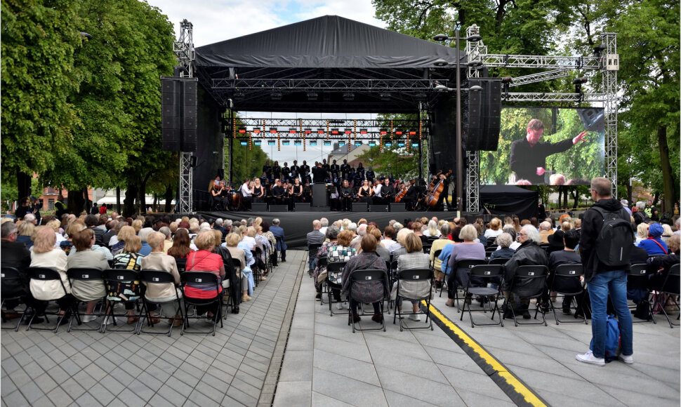 Romo Kalantos aukai atminti skirtas koncertas Kauno muzikinio teatro sodelyje