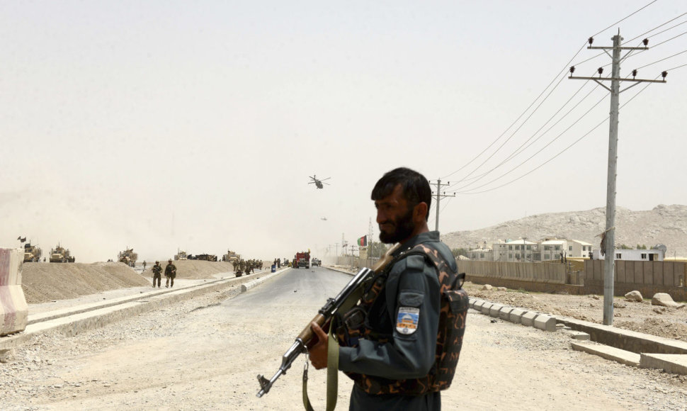 Afganistano karys stovi netoli išpuolio vietos