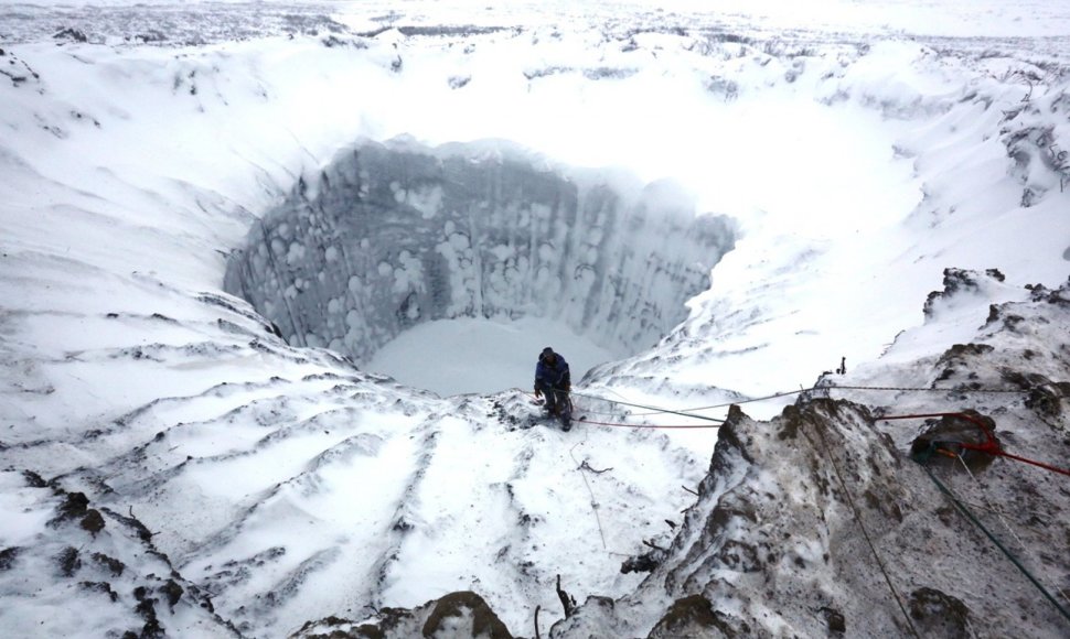 Mokslininkai nusileido į mįslingai atsiradųsį kraterį Sibire.