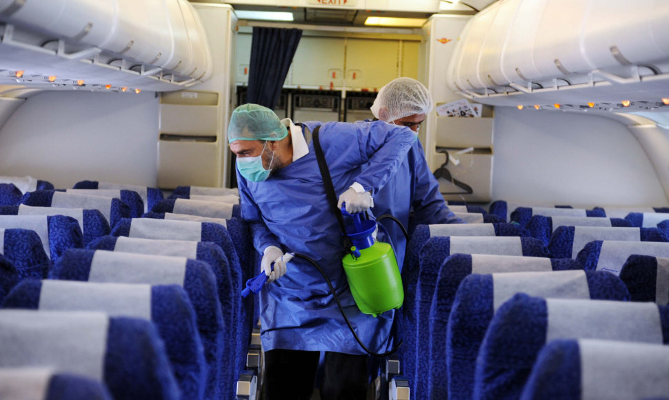 Lėktuvo dezinfekavimas koronaviruso pandemijos metu