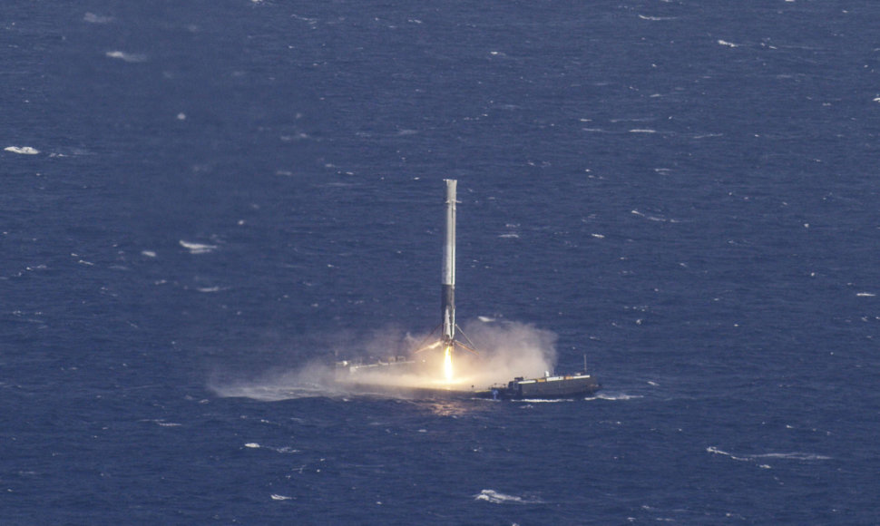 „SpaceX Falcon 9“ raketos nusileidimas ant vandenyne plūduriuojančios platformos