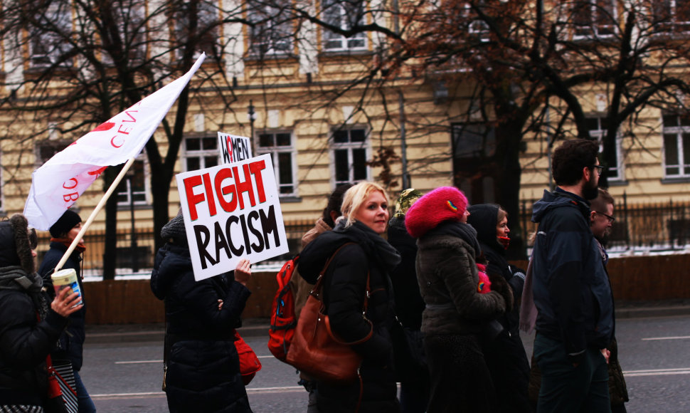 Lenkų aktyvistai kovoja prieš rasizmą.