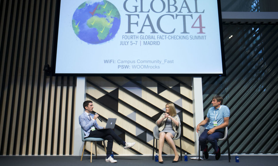 Alexios Mantzarlis, Aine Kerr ir Philippe Colombetas pasaulio faktų tikrintojų suvažiavime „Global Fact 4“