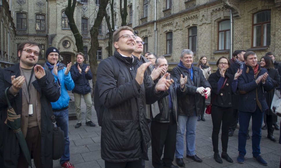 Susirinkę žiniasklaidos atstovai paplojo STT pareigūnams už „gerą darbą“.