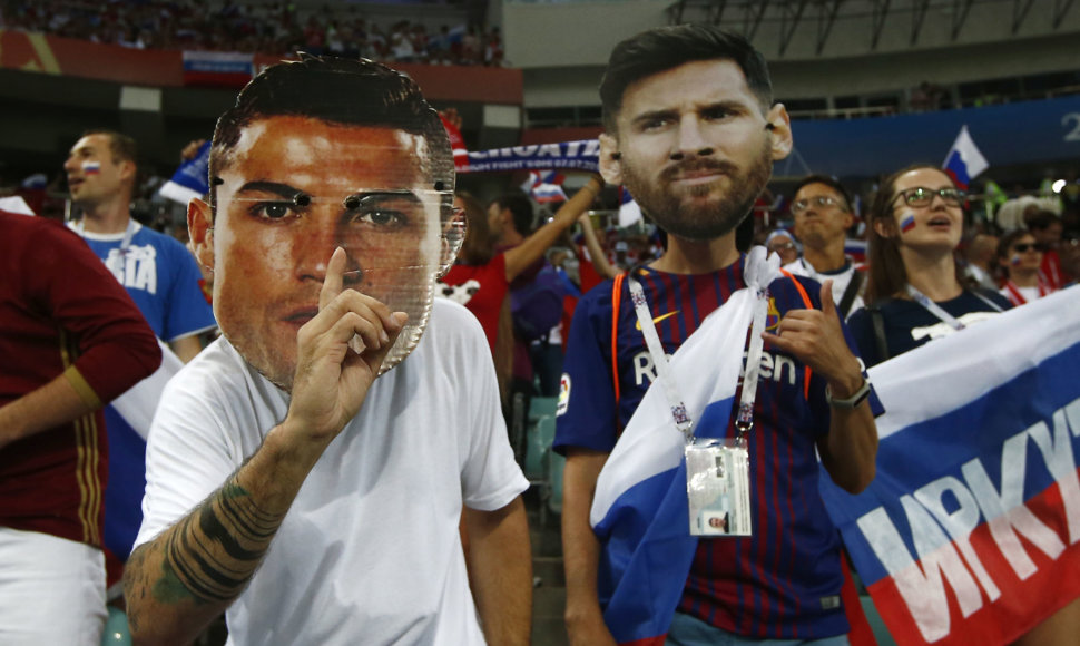 Cristiano Ronaldo ir Lionelio Messi titulų lenktynės puošia futbolą.