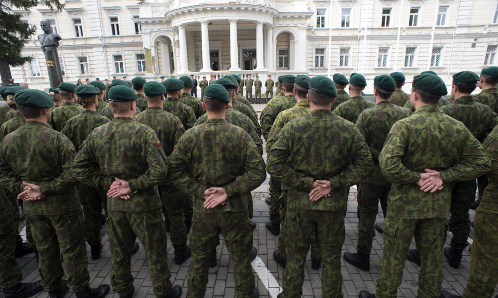 Jaunesniųjų karininkų vadų mokymų pirmojo karininko laipsnio suteikimo ceremonija