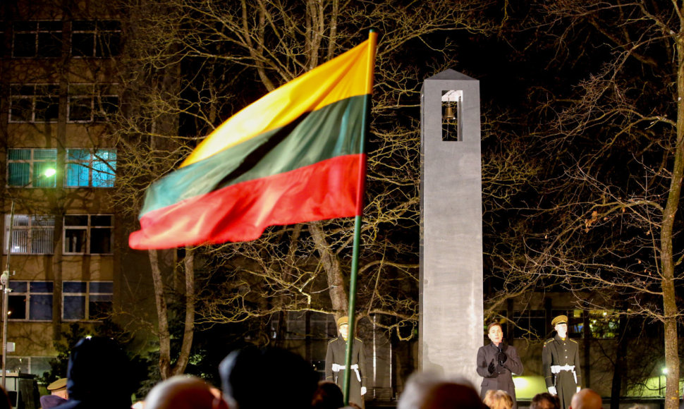 Laužai prie Lietuvos nacionalinio radijo ir televizijos pastato