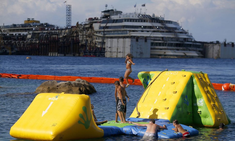 Vaikai žaidžia netoli nuskendusio kruizinio laivo „Costa Concordia“