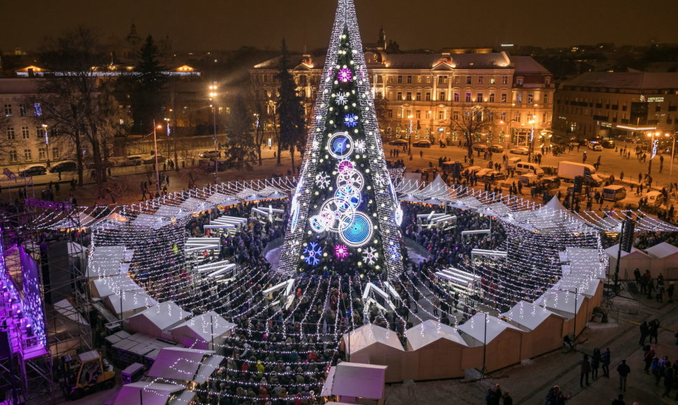 Įžiebta Vilniaus Kalėdų eglė „Laikas“ – lyg stilizuotas laikrodis