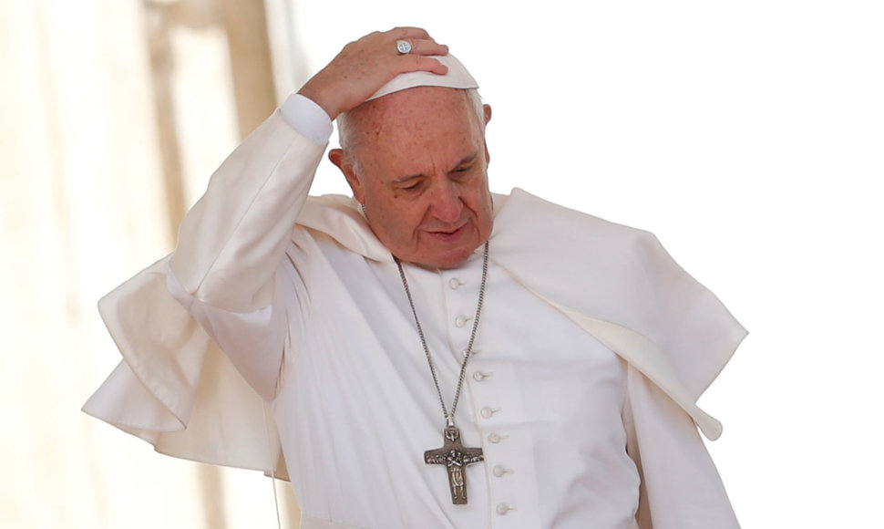 Popiežius Didįjį ketvirtadienį nuplovė kojas dvylikai kalinių 