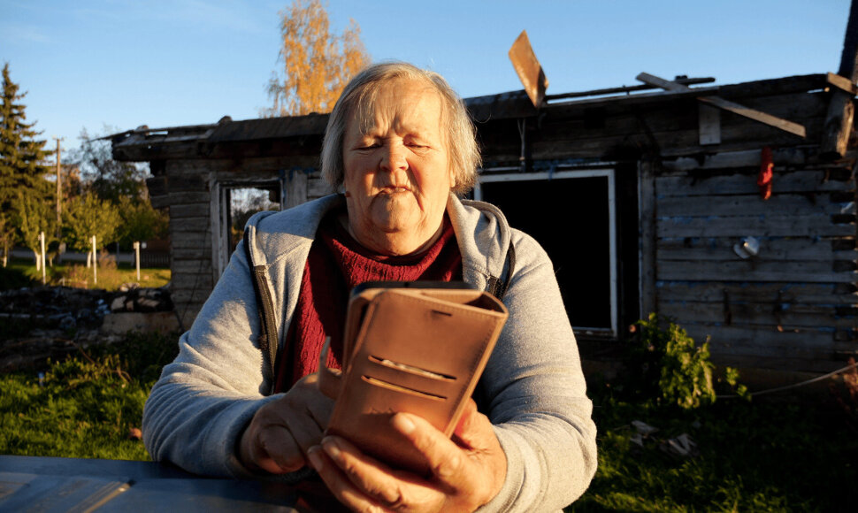 Janina prie savo sudegusių namų