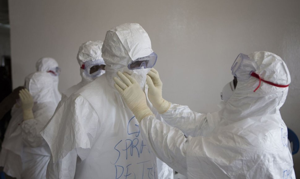 Su Ebolos virusu užsikrėtusiais žmonėmis susiduriantys raudonojo kryžiaus darbuotojai.