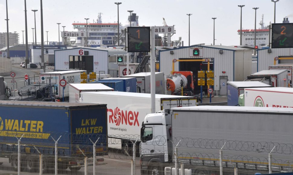 Prancūzijos muitinei surengus streiką, Kalė uoste nusidriekė ilgos sunkvežimių eilės