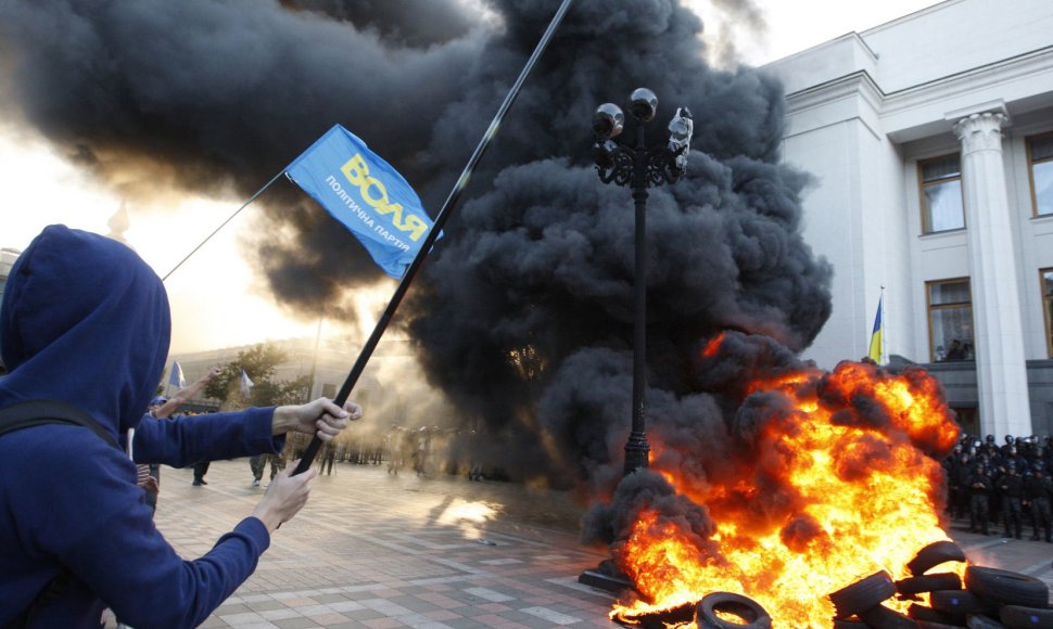 Prie Ukrainos Rados per demonstraciją dėl liustracijos įstatymo kilo susirėmimai.