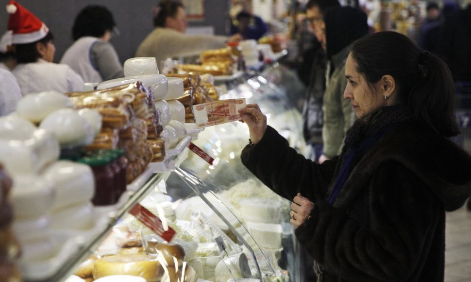 Moteris perka maisto produktus Maskvoje
