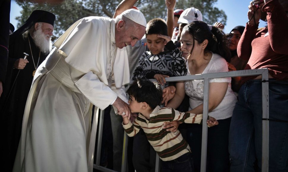Popiežius Pranciškus lanko pabėgėlius Graikijoje