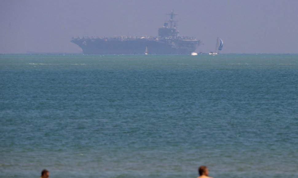 Tolumoje matomas „USS George H.W. Bush“ lėktuvnešis