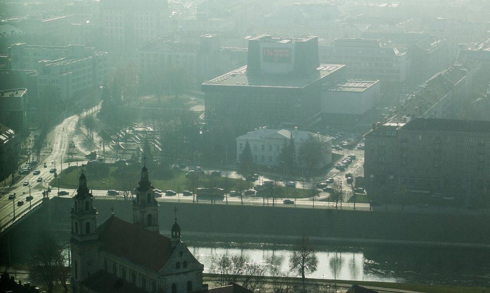 Vilnius paniręs į melsvą rūką