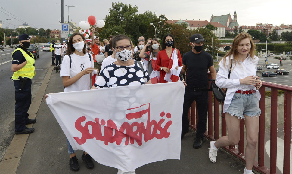 Lenkai Varšuvoje reiškia paramą baltarusių protestuotojams