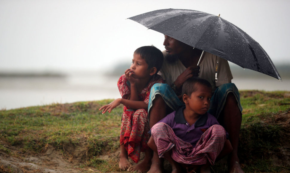 Pabėgėliai iš Mianmaro slepiasi po skėčiu