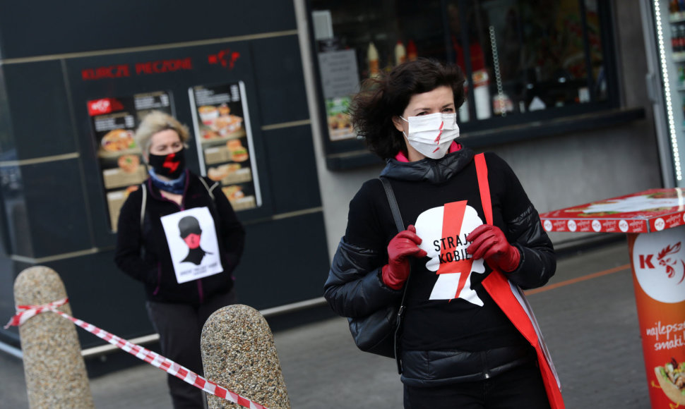 Lenkijoje protestuojama dėl „drakoniškų“ įstatymų projektų abortų ir lytinio švietimo klausimais