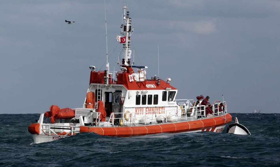 Turkijos pakrantės apsaugos pareigūnai vykdo paiešką nelaimės vietoje