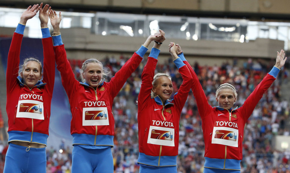 4 po 400 m Pekino žaidynių sidabro medalininkės rusės: Tatjana Firova trečia iš kairės