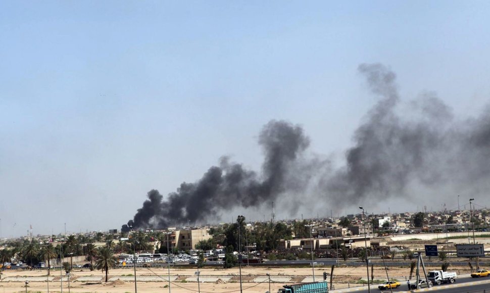 Juodi dūmai virš Bagdado