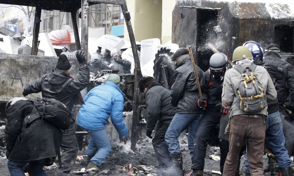 Ukrainos milicijos ir protestuotojų susirėmimas Kijeve