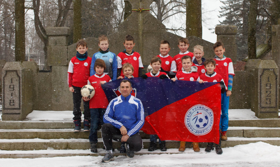 Panevėžio FA 2005 m. gimimo vaikų komanda prieš turnyrą aplankė monumentą Savanoriams nepriklausomybės kovų dalyviams
