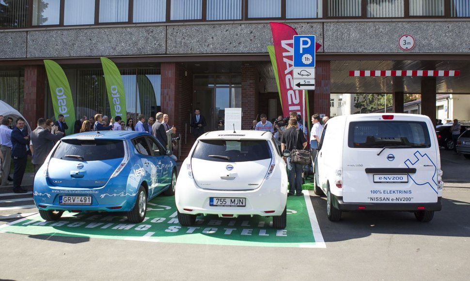 Lietuvoje atidaryta pirmoji elektromobilių greitojo įkrovimo stotelė.