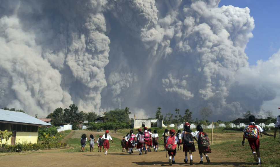 Indonezijos Sinabungo ugnikalnis išspjovė į 5 km aukštį pakilusį pelenų stulpą
